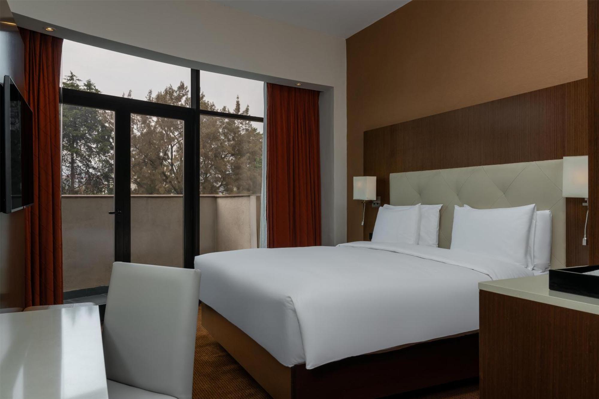 One-Bedroom Suite Lounge Access