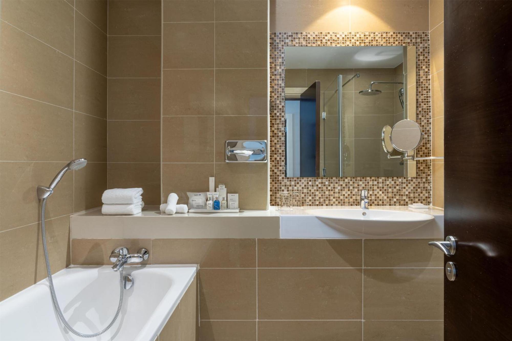 One-Bedroom Suite Lounge Access